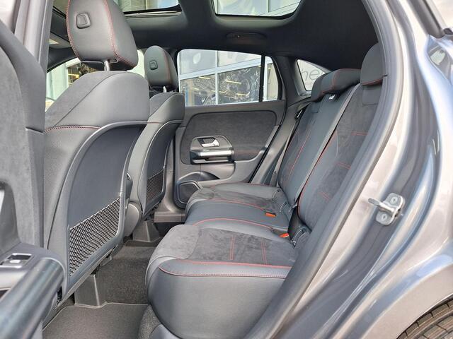 Mercedes-Benz GLA-KLASSE 180 AMG Line | AMG Line | Nightpakket | Panoramadak | MULTIBEAM LED koplampen | Dodehoekassistent | Sfeerverlichting | Apple CarPlay | Android Auto | Achteruitrijcamera | Elektrisch inklapbare buitenspiegels