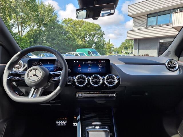 Mercedes-Benz GLA-KLASSE 180 AMG Line | AMG Line | Nightpakket | Panoramadak | MULTIBEAM LED koplampen | Dodehoekassistent | Sfeerverlichting | Apple CarPlay | Android Auto | Achteruitrijcamera | Elektrisch inklapbare buitenspiegels