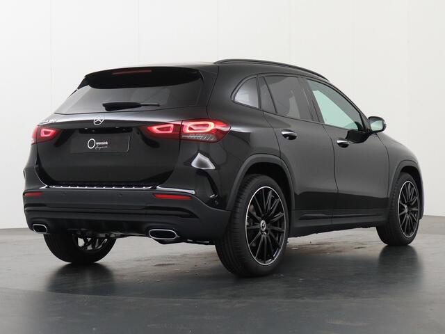 Mercedes-Benz GLA-KLASSE 180 AMG Line | Night | Sfeerverlichting | Keyless | 19" lichtmetalen velgen |