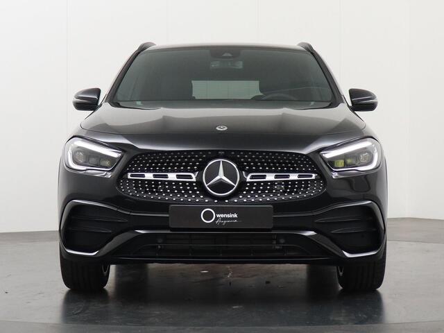 Mercedes-Benz GLA-KLASSE 180 AMG Line | Night | Sfeerverlichting | Keyless | 19" lichtmetalen velgen |
