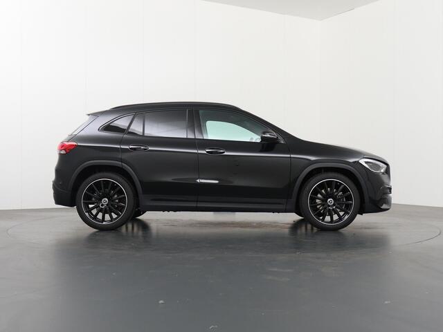 Mercedes-Benz GLA-KLASSE 180 AMG Line | Night | Sfeerverlichting | Keyless | 19" lichtmetalen velgen |
