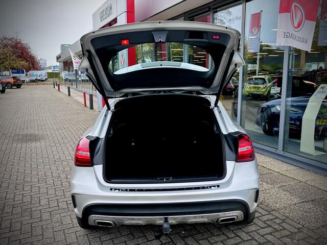 Mercedes-Benz GLA-KLASSE 180 Bus. Sol. AMG AUTOMAAT / TREKHAAK / LED / STOELVERWARMING