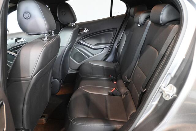 Mercedes-Benz GLA-KLASSE 180 Business Solution AMG Automaat Navigatie Leder PDC Cruise control Airco Stoelverwarming Inruil Mogelijk!