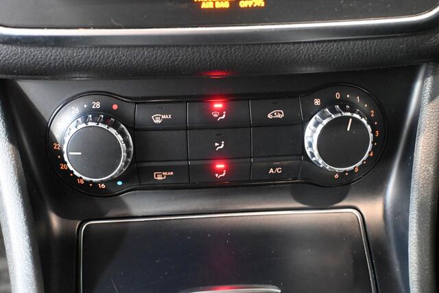 Mercedes-Benz GLA-KLASSE 180 Business Solution AMG Automaat Navigatie Leder PDC Cruise control Airco Stoelverwarming Inruil Mogelijk!