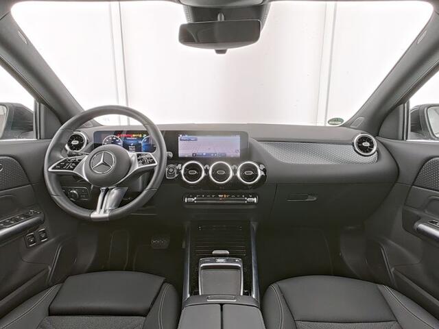 Mercedes-Benz GLA-KLASSE 250 e Face Lift Plug-In Hybride | Trekhaak | tot 11 kW laden | Stuur en stoelverwarming | Led koplampen | Spiegel pakket | Inclusief 24 maanden MB Certified garantie voor Europa.