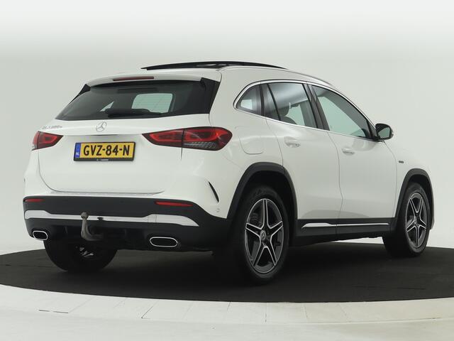 Mercedes-Benz GLA-KLASSE 250 e AMG Plug-In Hybride | Trekhaak | Panorama Schuif-Kanteldak | AMG Styling | Night Pakket | Spiegelpakket. Inclusief 24 maanden MB Certified garantie voor Europa.