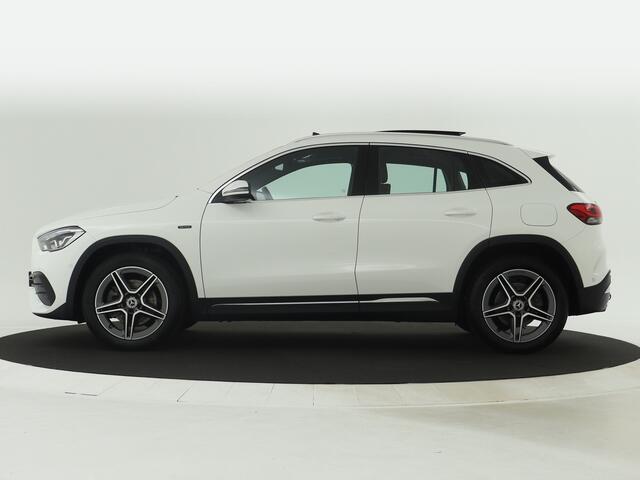 Mercedes-Benz GLA-KLASSE 250 e AMG Plug-In Hybride | Trekhaak | Panorama Schuif-Kanteldak | AMG Styling | Night Pakket | Spiegelpakket. Inclusief 24 maanden MB Certified garantie voor Europa.