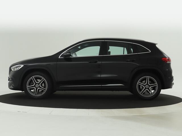 Mercedes-Benz GLA-KLASSE 250 e AMG Sportpakket | Trekhaak | Stoelverwarming | Sfeerverlichting | Augmented Reality | Car Play | DAB | | Inclusief 24 maanden MB Certified garantie voor Europa.