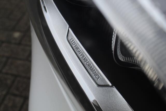 Mercedes-Benz GLA-KLASSE 180 Premium Plus AMG line/Panorama dak/Automaat/LED koplampen/Navigatie/Bluetooth.