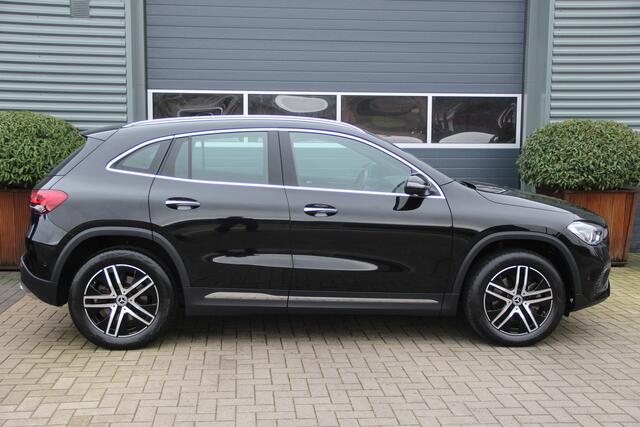 Mercedes-Benz GLA-KLASSE 250 Keyless-Go | Sport interieur | Camera | Apple Carplay | Mercedes Me | ECC | Cruise | Actieve spoorassistent | Sfeerverlichting | Navi | LMV18'' | Wegklapbare trekhaak | Goede banden | Zeer nette