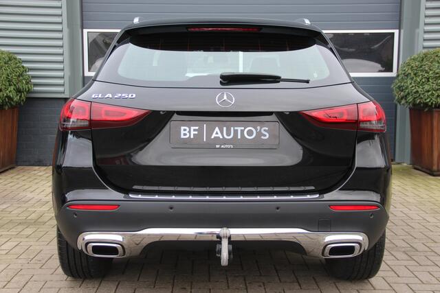 Mercedes-Benz GLA-KLASSE 250 Keyless-Go | Sport interieur | Camera | Apple Carplay | Mercedes Me | ECC | Cruise | Actieve spoorassistent | Sfeerverlichting | Navi | LMV18'' | Wegklapbare trekhaak | Goede banden | Zeer nette