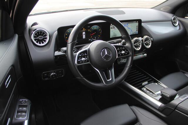 Mercedes-Benz GLA-KLASSE 250 Keyless-Go | Sport interieur | Camera | Apple Carplay | Mercedes Me | ECC | Cruise | Actieve spoorassistent | Sfeerverlichting | Navi | LMV18'' | Wegklapbare trekhaak | Goede banden | Zeer nette