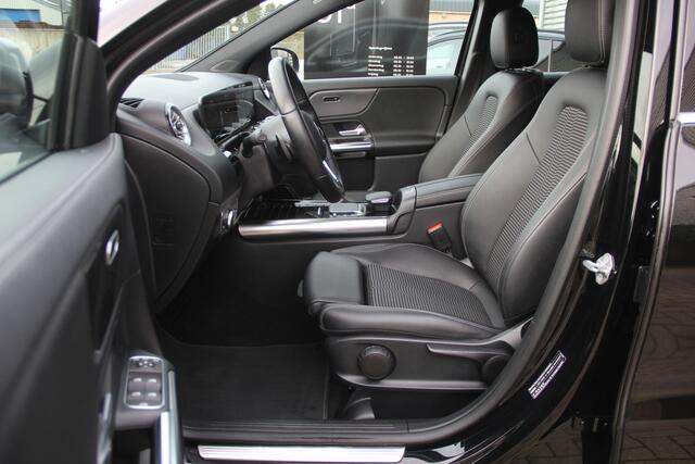 Mercedes-Benz GLA-KLASSE 250 Keyless-Go | Sport interieur | Camera | Apple Carplay | Mercedes Me | ECC | Cruise | Actieve spoorassistent | Sfeerverlichting | Navi | LMV18'' | Wegklapbare trekhaak | Goede banden | Zeer nette
