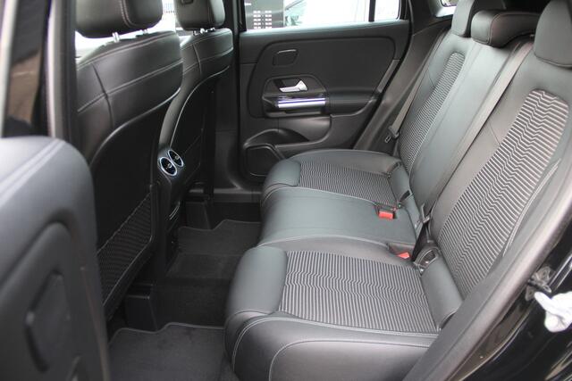 Mercedes-Benz GLA-KLASSE 250 Keyless-Go | Sport interieur | Camera | Apple Carplay | Mercedes Me | ECC | Cruise | Actieve spoorassistent | Sfeerverlichting | Navi | LMV18'' | Wegklapbare trekhaak | Goede banden | Zeer nette