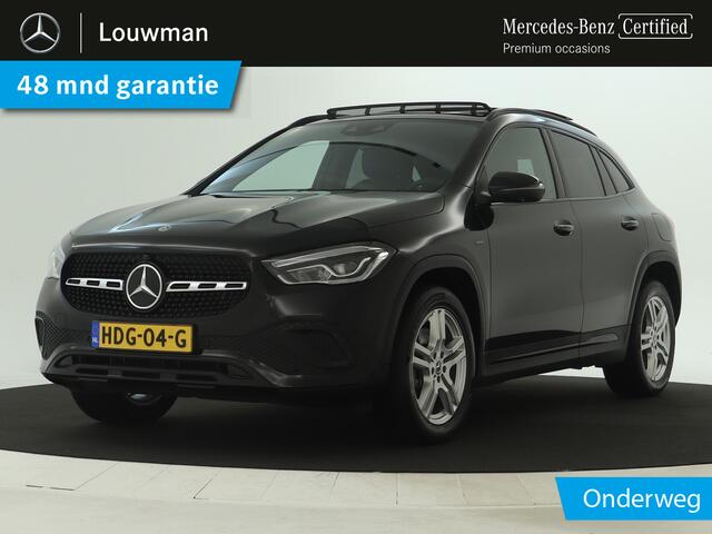 Mercedes-Benz GLA-KLASSE 250 e Plug-In Hybride | Panorama Schuif-Kanteldak | Alarm | Nightpakket \ EASY PACK-achterklep | Dodehoekassistent. Inclusief 24 maanden MB Certified garantie voor Europa.