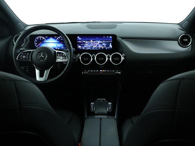 Mercedes-Benz GLA-KLASSE 250 e Plug-In Hybride | Panorama Schuif-Kanteldak | Alarm | Nightpakket \ EASY PACK-achterklep | Dodehoekassistent. Inclusief 24 maanden MB Certified garantie voor Europa.