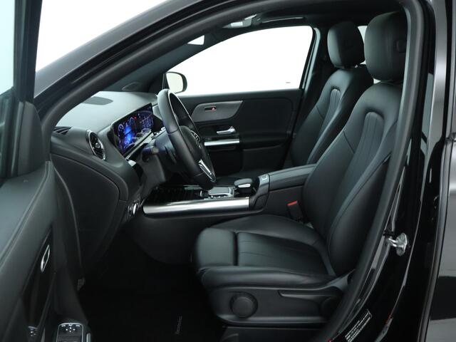 Mercedes-Benz GLA-KLASSE 250 e Plug-In Hybride | Panorama Schuif-Kanteldak | Alarm | Nightpakket \ EASY PACK-achterklep | Dodehoekassistent. Inclusief 24 maanden MB Certified garantie voor Europa.