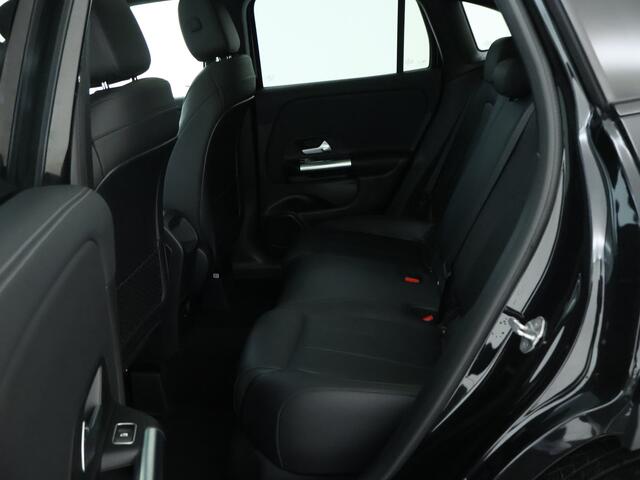 Mercedes-Benz GLA-KLASSE 250 e Plug-In Hybride | Panorama Schuif-Kanteldak | Alarm | Nightpakket \ EASY PACK-achterklep | Dodehoekassistent. Inclusief 24 maanden MB Certified garantie voor Europa.