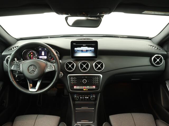 Mercedes-Benz GLA-KLASSE 180 Business Solution | Achteruitrijcamera | Stoelverwarming voor | Navigatie | Parkeersensoren | Climate Controle | Elektische achterklep | Inclusief 24 maanden Mercedes-Benz Certified Garantie.