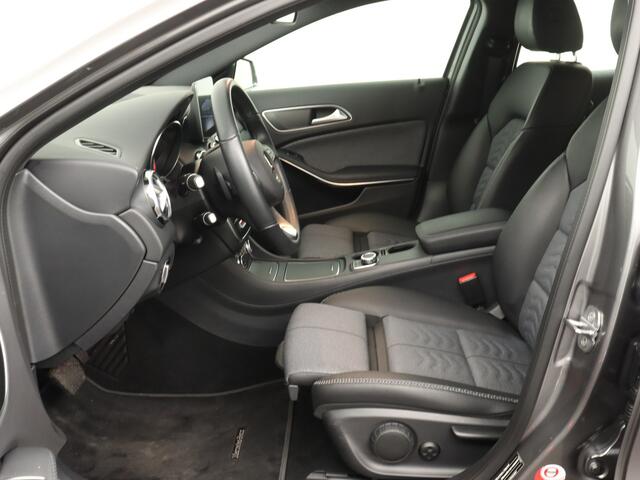 Mercedes-Benz GLA-KLASSE 180 Business Solution | Achteruitrijcamera | Stoelverwarming voor | Navigatie | Parkeersensoren | Climate Controle | Elektische achterklep | Inclusief 24 maanden Mercedes-Benz Certified Garantie.