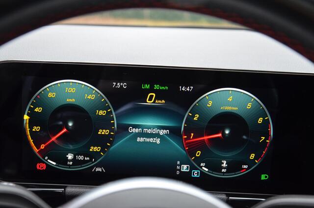 Mercedes-Benz GLA-KLASSE 180 Business Solution AMG Navi/Pdc/Ecc/Acteruitrijcamera/Panoramadak/Sfeerverlichting/Stoelverwarming/elektrisch verstelbare stoel(en) met geheugen/Matrix-Led