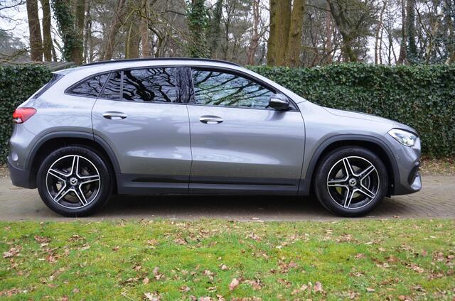 Mercedes-Benz GLA-KLASSE 180 Business Solution AMG Navi/Pdc/Ecc/Acteruitrijcamera/Panoramadak/Sfeerverlichting/Stoelverwarming/elektrisch verstelbare stoel(en) met geheugen/Matrix-Led