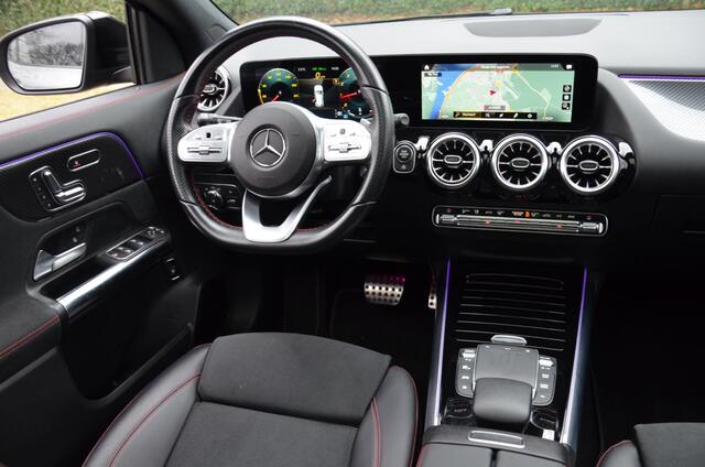 Mercedes-Benz GLA-KLASSE 180 Business Solution AMG Navi/Pdc/Ecc/Acteruitrijcamera/Panoramadak/Sfeerverlichting/Stoelverwarming/elektrisch verstelbare stoel(en) met geheugen/Matrix-Led