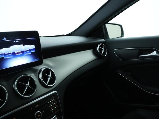 Mercedes-Benz GLA-KLASSE 180 Business Solution AMG | Navigatie | Camera | Climate Control | Stoelverwarming | Parkeersensoren | Elektrische Achterklep | Inclusief 24 maanden MB Certified garantie voor Europa.