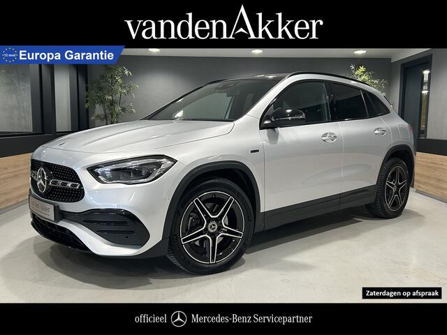 Mercedes-Benz GLA-KLASSE 250e AMG // Panoramadak // Trekhaak // Geheugen Stoelen // Sfeerverlichting // MultiBeam LED // Nightpakket // Keyless // Camera // Elek. Klep