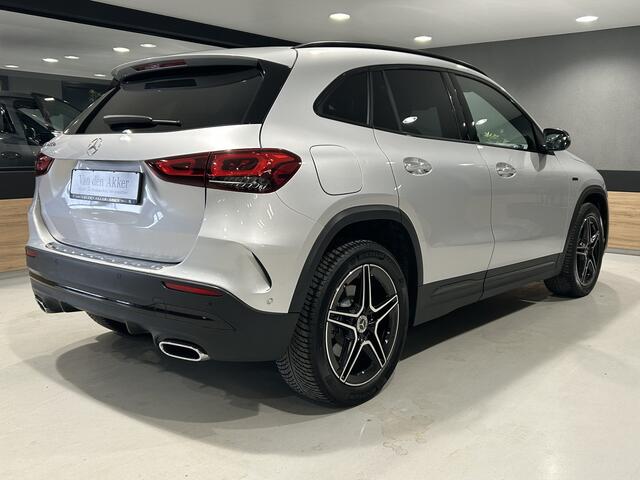 Mercedes-Benz GLA-KLASSE 250e AMG // Panoramadak // Trekhaak // Geheugen Stoelen // Sfeerverlichting // MultiBeam LED // Nightpakket // Keyless // Camera // Elek. Klep