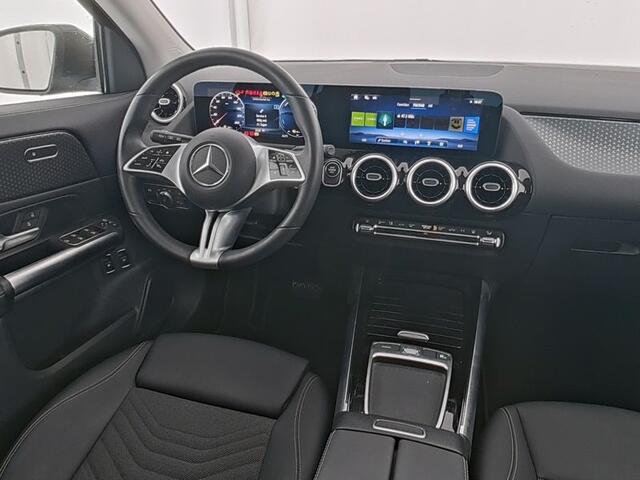Mercedes-Benz GLA-KLASSE 250 e Face Lift Plug-In Hybride | Trekhaak | Laden 11kW | Stuur en Stoelverwarming | Led koplampen | Achteruitrijcamera | Inclusief 24 maanden MB Certified garantie voor Europa.