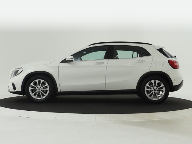 Mercedes-Benz GLA-KLASSE 180 Business Solution Limited | Dual Climate Control | Camera | Parkeersensoren | Navigatie | Stoelverwarming | Inclusief 24 maanden MB Certified garantie voor Europa.