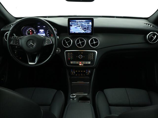 Mercedes-Benz GLA-KLASSE 180 Business Solution Limited | Dual Climate Control | Camera | Parkeersensoren | Navigatie | Stoelverwarming | Inclusief 24 maanden MB Certified garantie voor Europa.