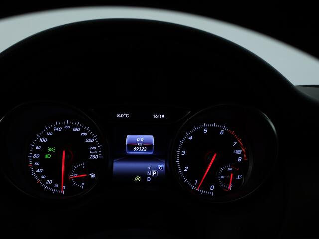 Mercedes-Benz GLA-KLASSE 180 Business Solution Limited | Dual Climate Control | Camera | Parkeersensoren | Navigatie | Stoelverwarming | Inclusief 24 maanden MB Certified garantie voor Europa.