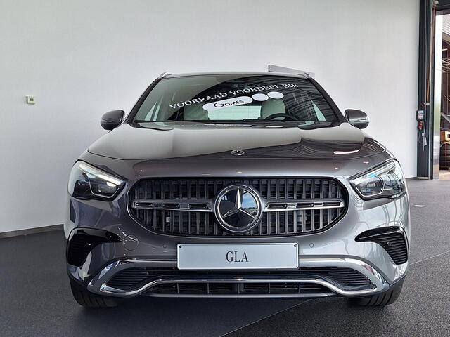 Mercedes-Benz GLA-KLASSE 180 Star Edition Luxury Line | Beige Interieur | Panoramadak | Trekhaak | Dodehoekassistent | MULTIBEAM LED Koplampen | Elektrisch Verstelbare Voorstoelen met Memory | Apple CarPlay | Android Auto | Sfeerverlichting | Stoelverwarming | Showmodel