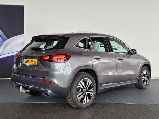 Mercedes-Benz GLA-KLASSE 180 Star Edition Luxury Line | Beige Interieur | Panoramadak | Trekhaak | Dodehoekassistent | MULTIBEAM LED Koplampen | Elektrisch Verstelbare Voorstoelen met Memory | Apple CarPlay | Android Auto | Sfeerverlichting | Stoelverwarming | Showmodel