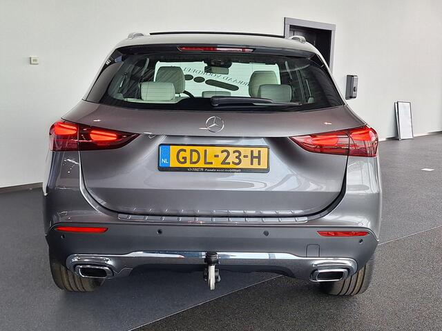 Mercedes-Benz GLA-KLASSE 180 Star Edition Luxury Line | Beige Interieur | Panoramadak | Trekhaak | Dodehoekassistent | MULTIBEAM LED Koplampen | Elektrisch Verstelbare Voorstoelen met Memory | Apple CarPlay | Android Auto | Sfeerverlichting | Stoelverwarming | Showmodel