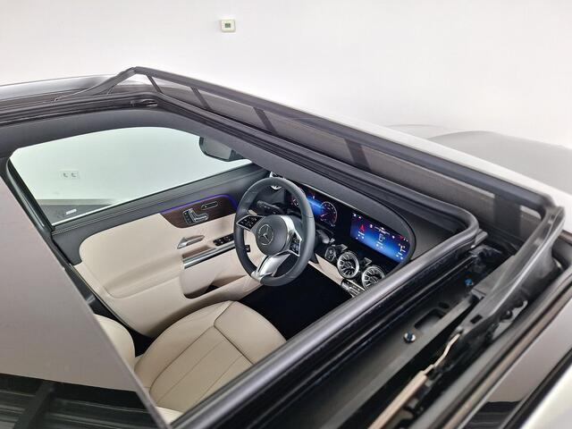 Mercedes-Benz GLA-KLASSE 180 Star Edition Luxury Line | Beige Interieur | Panoramadak | Trekhaak | Dodehoekassistent | MULTIBEAM LED Koplampen | Elektrisch Verstelbare Voorstoelen met Memory | Apple CarPlay | Android Auto | Sfeerverlichting | Stoelverwarming | Showmodel