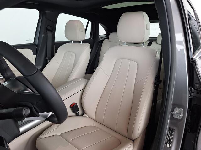 Mercedes-Benz GLA-KLASSE 180 Star Edition Luxury Line | Beige Interieur | Panoramadak | Trekhaak | Dodehoekassistent | MULTIBEAM LED Koplampen | Elektrisch Verstelbare Voorstoelen met Memory | Apple CarPlay | Android Auto | Sfeerverlichting | Stoelverwarming | Showmodel