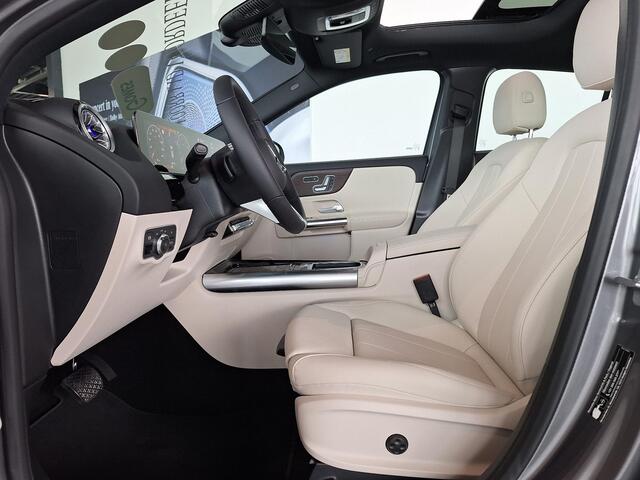 Mercedes-Benz GLA-KLASSE 180 Star Edition Luxury Line | Beige Interieur | Panoramadak | Trekhaak | Dodehoekassistent | MULTIBEAM LED Koplampen | Elektrisch Verstelbare Voorstoelen met Memory | Apple CarPlay | Android Auto | Sfeerverlichting | Stoelverwarming | Showmodel