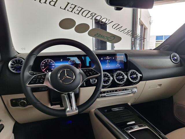 Mercedes-Benz GLA-KLASSE 180 Star Edition Luxury Line | Beige Interieur | Panoramadak | Trekhaak | Dodehoekassistent | MULTIBEAM LED Koplampen | Elektrisch Verstelbare Voorstoelen met Memory | Apple CarPlay | Android Auto | Sfeerverlichting | Stoelverwarming | Showmodel