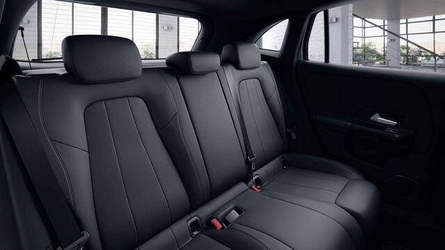 Mercedes-Benz GLA-KLASSE 180 Business Solution AMG | Trekhaak | Stoelverwarming | Achteruitrijcamera |