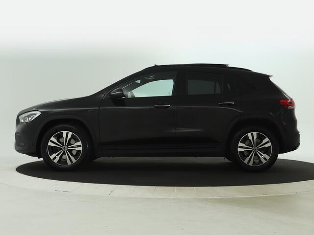 Mercedes-Benz GLA-KLASSE 250 e Plug-In Hybride | Panorama Schuif-Kanteldak | Distronic | Sfeerverlichting | Night Pakket | Dodehoek Assist. Inclusief 24 maanden Mercedes-Benz Certified garantie voor Europa.