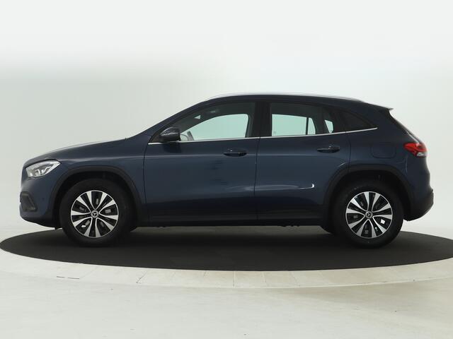 Mercedes-Benz GLA-KLASSE 180 Business Solution | Verwarmde voorstoelen | Elektrisch bedienbare achterklep | Ledkoplampen | Spiegelpakket. Inclusief 24 maanden MB Certified garantie voor Europa.