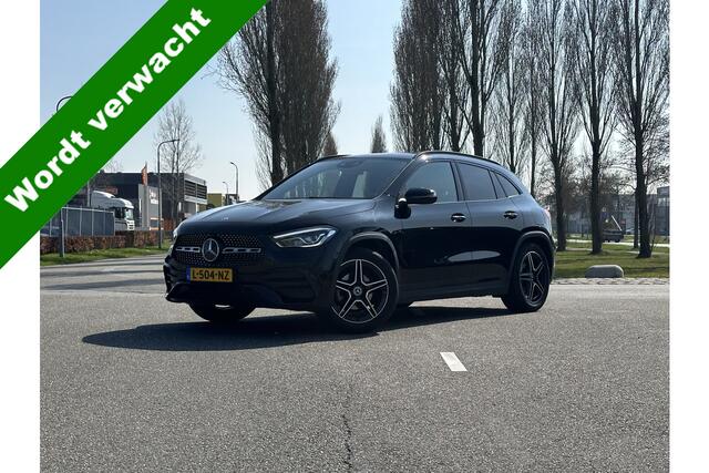 Mercedes-Benz GLA-KLASSE 180 AMG Line l Trekhaak l Camera l Whitescreen l Sfeerverlichting l Lightpakket l Led koplampen l MBUX l Carbon inleg l Tempomaat l