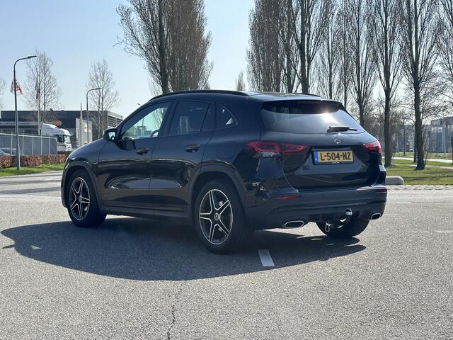 Mercedes-Benz GLA-KLASSE 180 AMG Line l Trekhaak l Camera l Whitescreen l Sfeerverlichting l Lightpakket l Led koplampen l MBUX l Carbon inleg l Tempomaat l