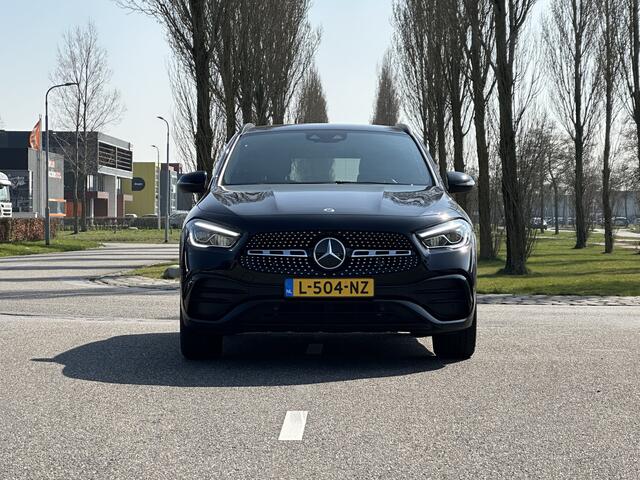 Mercedes-Benz GLA-KLASSE 180 AMG Line l Trekhaak l Camera l Whitescreen l Sfeerverlichting l Lightpakket l Led koplampen l MBUX l Carbon inleg l Tempomaat l