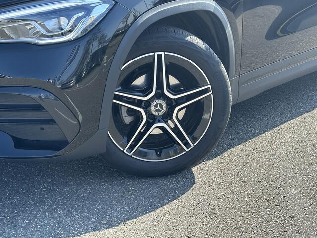 Mercedes-Benz GLA-KLASSE 180 AMG Line l Trekhaak l Camera l Whitescreen l Sfeerverlichting l Lightpakket l Led koplampen l MBUX l Carbon inleg l Tempomaat l