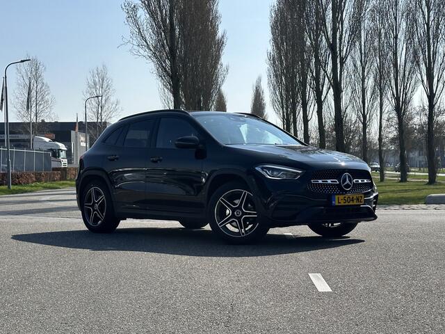 Mercedes-Benz GLA-KLASSE 180 AMG Line l Trekhaak l Camera l Whitescreen l Sfeerverlichting l Lightpakket l Led koplampen l MBUX l Carbon inleg l Tempomaat l