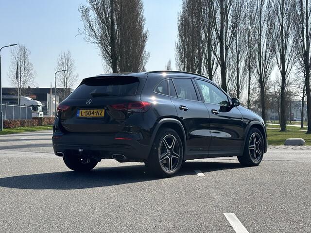 Mercedes-Benz GLA-KLASSE 180 AMG Line l Trekhaak l Camera l Whitescreen l Sfeerverlichting l Lightpakket l Led koplampen l MBUX l Carbon inleg l Tempomaat l